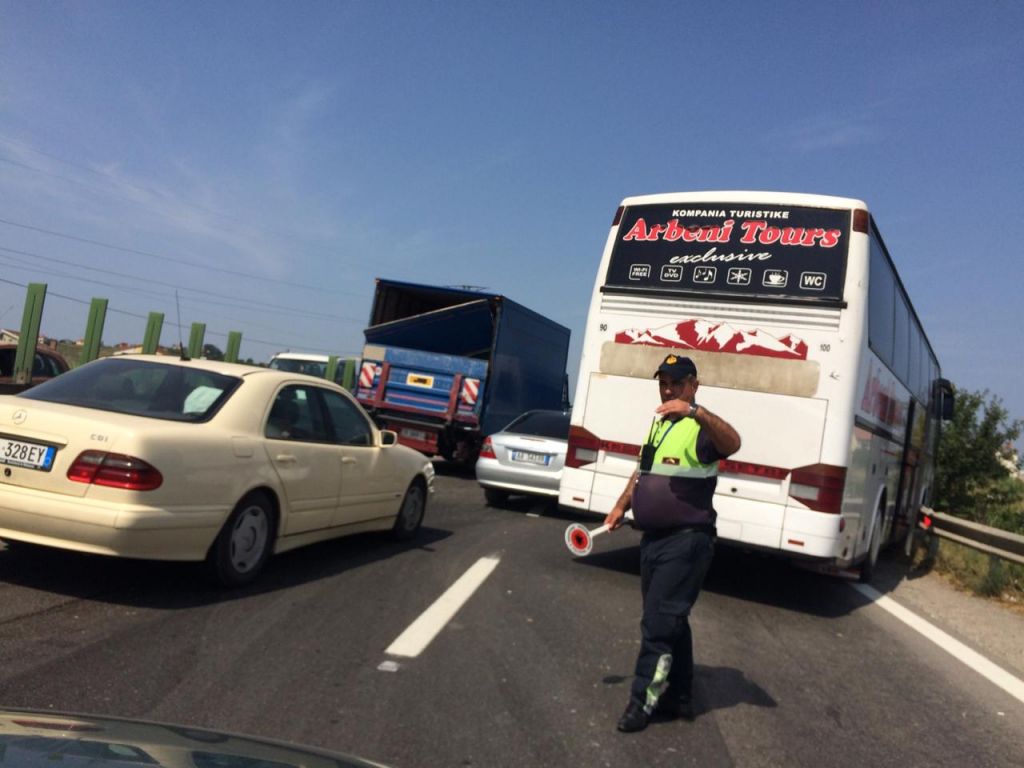 Autobusi me turistë përplaset me kamionin, trafik i rënduar në autostradën Tiranë-Durrës