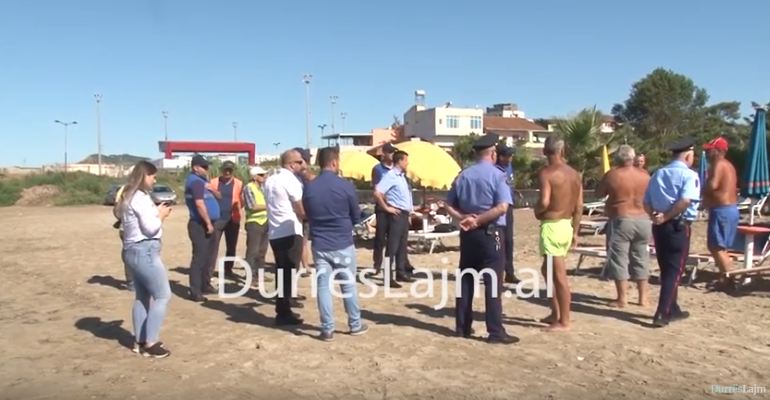 Nis aksioni në Plazhin e Durrësit, largohen shezllonet pa leje (VIDEO)