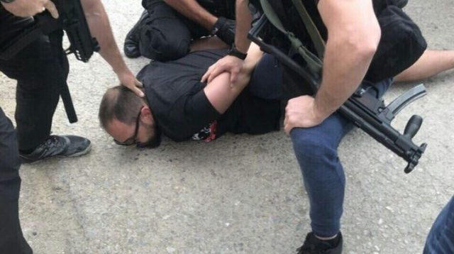 Policia shkon të shoqërojë vlonjatin, shokët e tij ndërhyjnë dhe i dhunojnë