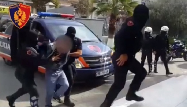 Kundërshtuan dhe goditën policët, ndalohen 3 të rinj