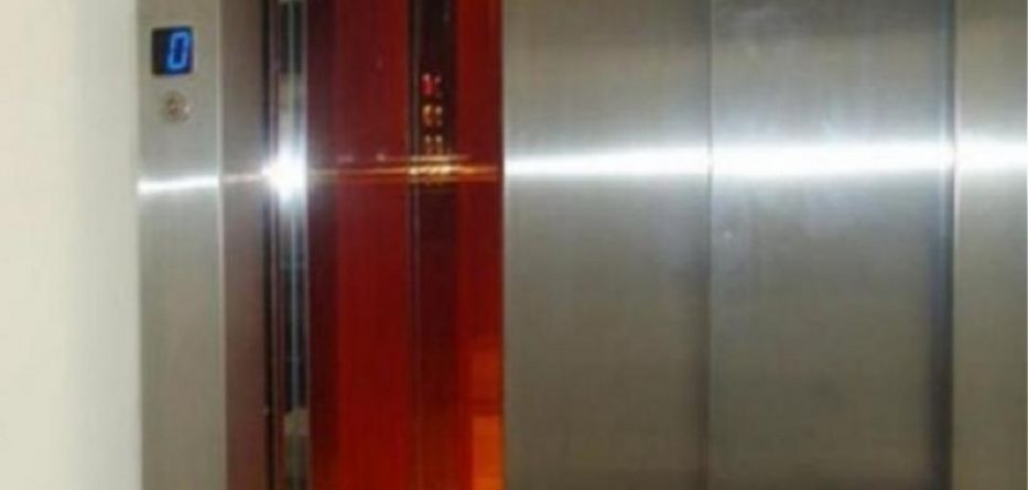 U bllokua 27 orë në ashensor, mbijetoi duke pirë …