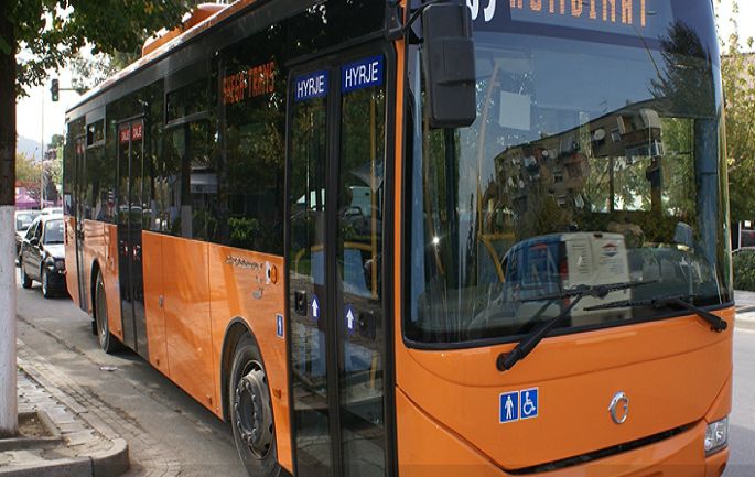 Grushte në urban, rrihet faturino. Arrestohen dy të rinj