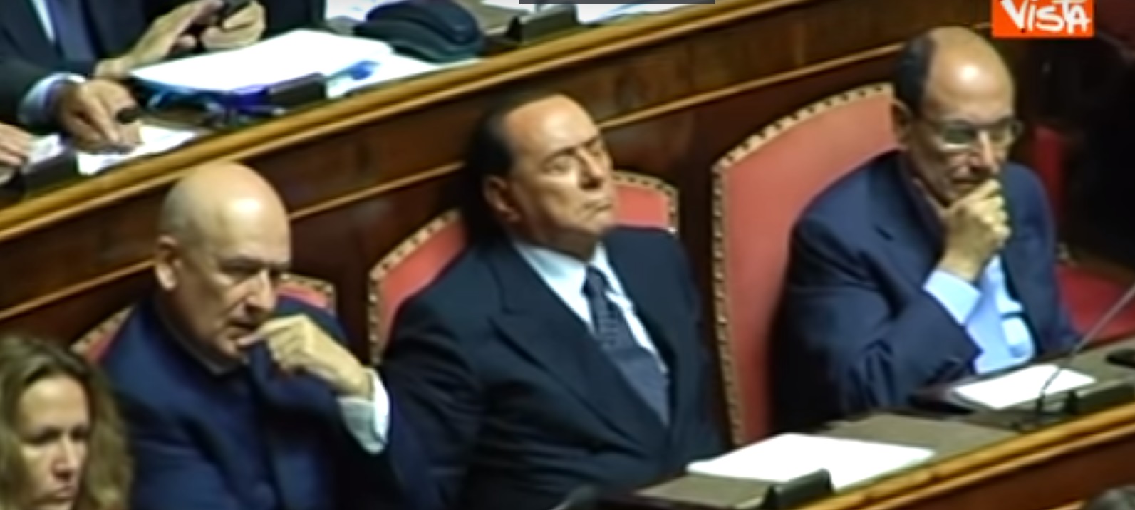 Berluskoni ia fut gjumit në… Parlament! (VIDEO)