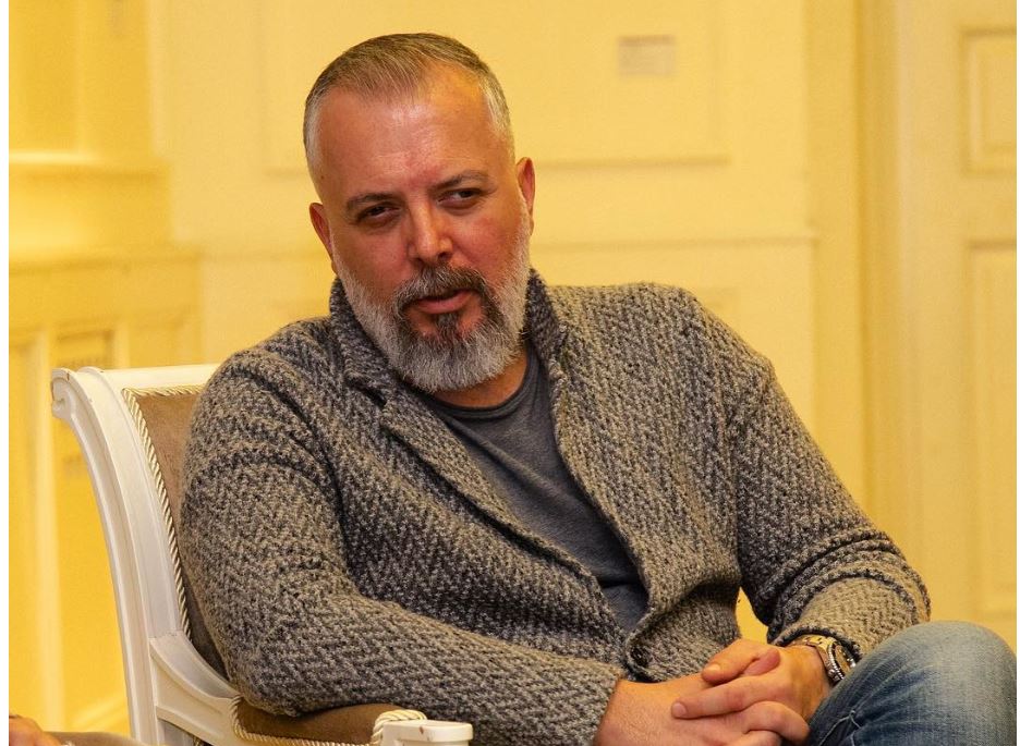 Sokol Balla solidarizohet me Lubonjën, ironizon çiftin presidencial: Jo të gjithë i kemi sistemuar fëmijët me eskorta