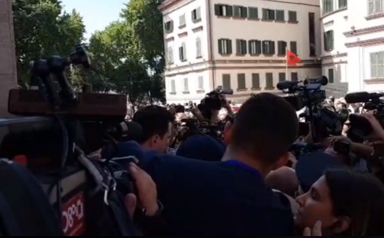 Përplasja/ Protestuesit tentojnë të hyjnë në godinën e teatrit, iu bashkohet edhe Basha