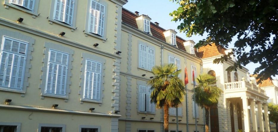 Pranga dy punonjësve të Bashkisë së Shkodrës