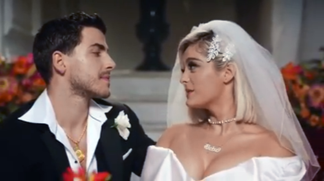 Postoi video me fustan të bardhë, ja e vërteta e dasmës së Bebe Rexhës