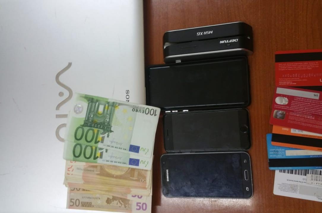 Vodhën banka me karta të klonuara, arrestohen dy rumunë