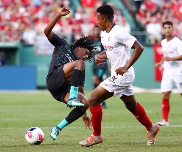 “Çmendet” mbrojtësi i Sevillas, ndërhyrje brutale ndaj talentit të Liverpoolit