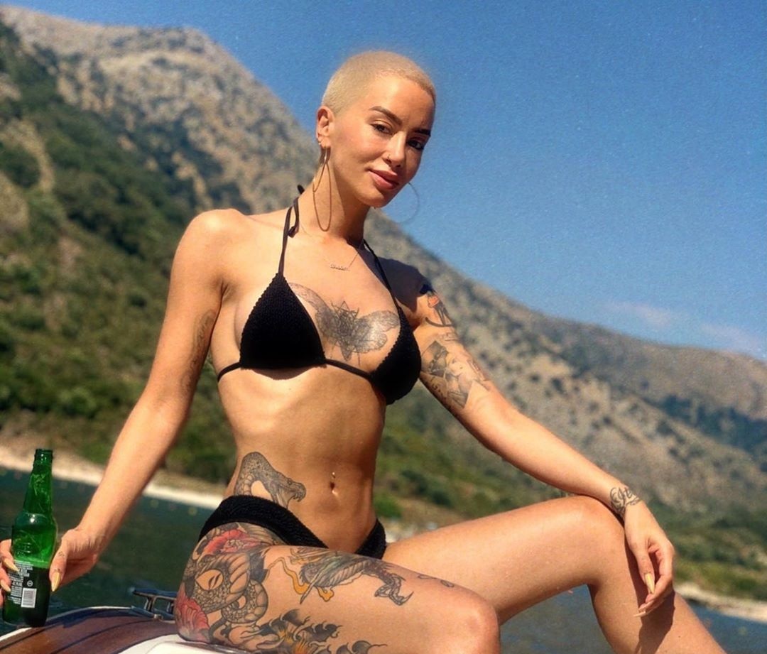 Dafina Zeqiri zbulon defektet në trup (FOTO)