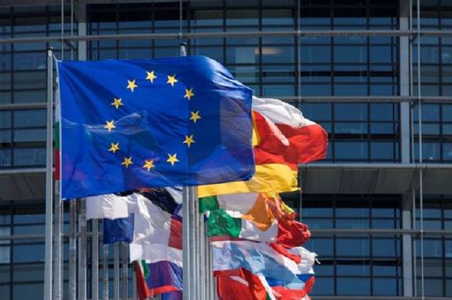 Brukseli: Shtetet e BE-së të aplikojnë legjislacionin kundër pastrimit të parave