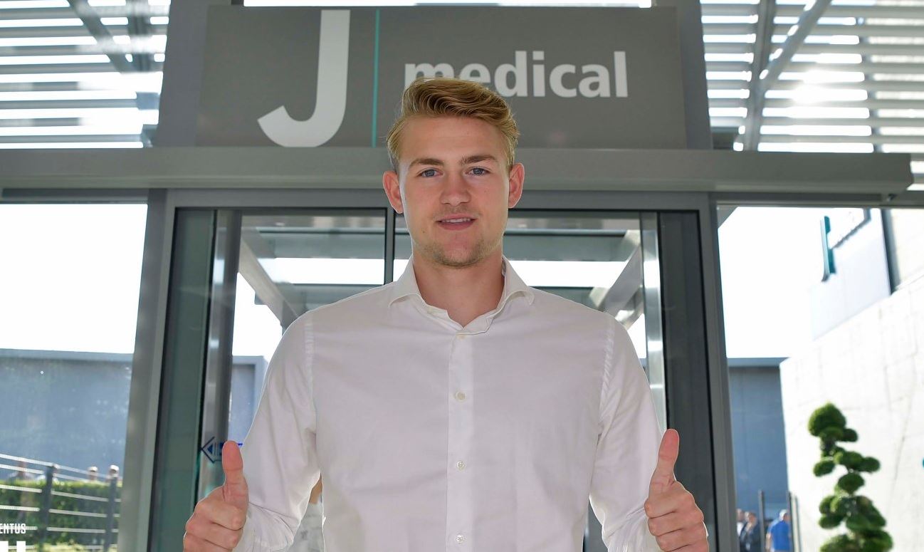 De Ligt gati për vizitat mjekësore, tifozët e Juves e presin në delir (VIDEO)