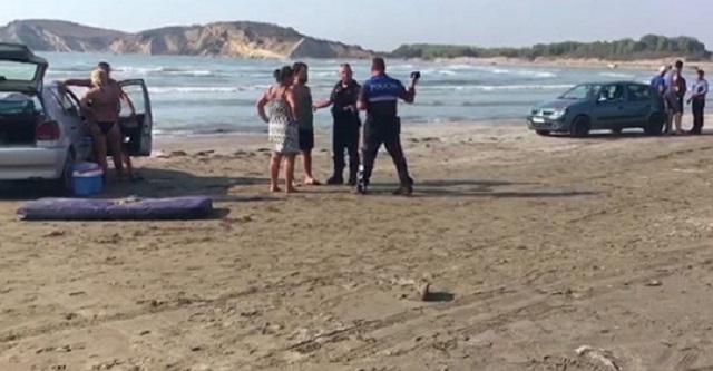 Futet për tu larë në det, mbytet i moshuari