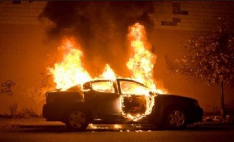 Digjet gjatë natës një makinë në Devoll