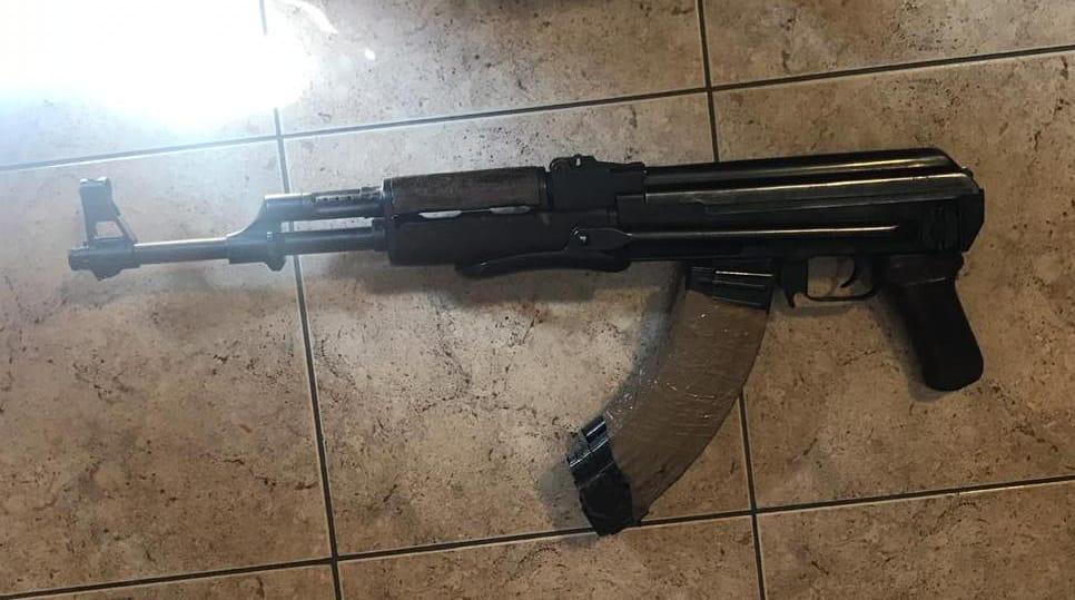 Dhunonte bashkëshorten dhe e kërcënonte se do ta vriste, arrestohet 46-vjeçari