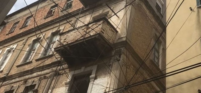 Nëna pas divorcit largohet, fëmija bie nga ballkoni ndërsa e thërriste