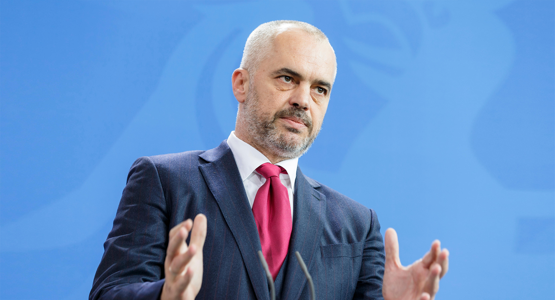 Rama publikon videon: Zoti iu shtoftë inatin, ne takatin