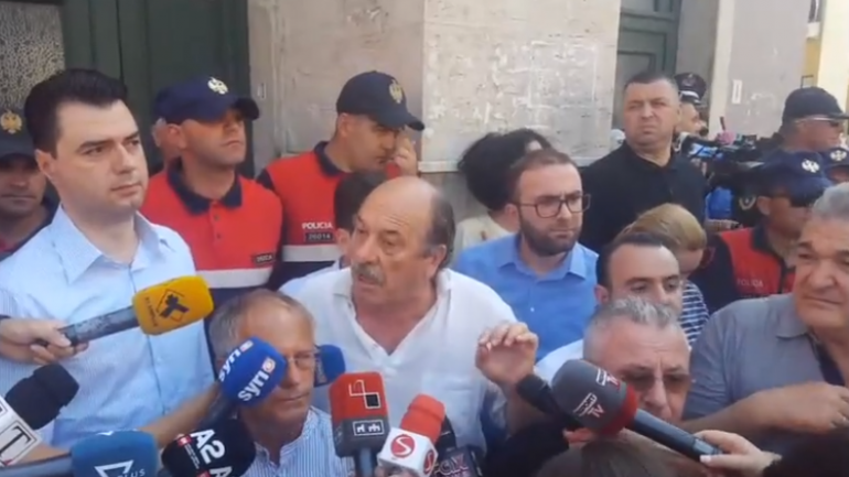 Edmond Budina mes lotësh: Mos u shisni për një copë bukë