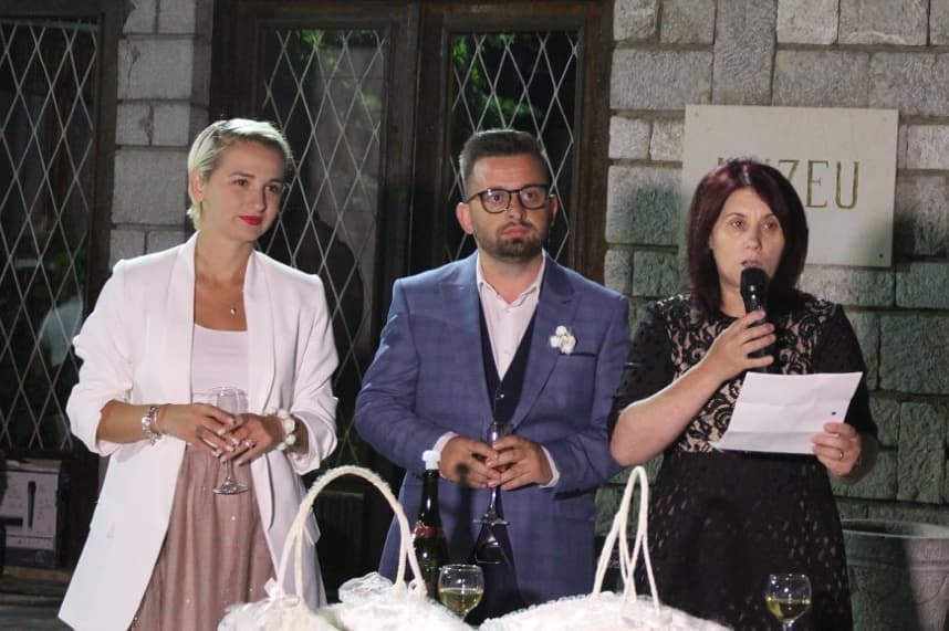 U zgjodh kryebashkiak, Erion Isai surprizon maturantët e Kolonjës