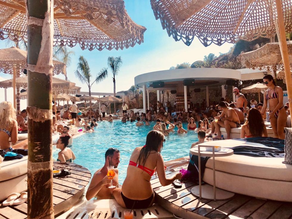 Kush është vajza e njohur e showbiz-it shqiptar që ndezi sherrin me armë në Jalë?