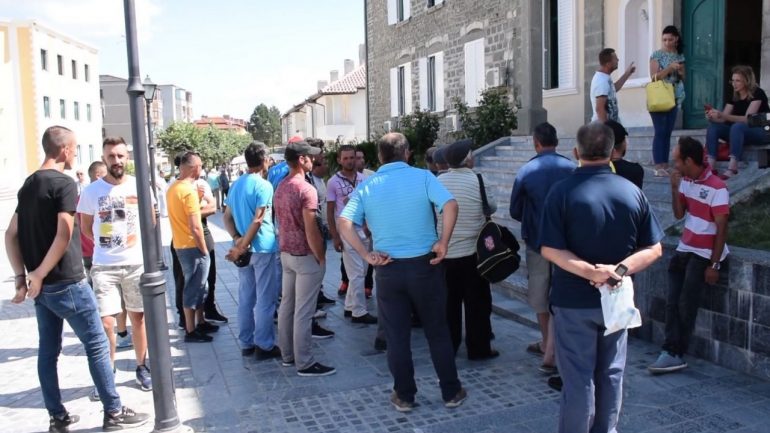 Banorët e prekur nga tërmeti në protestë për rindërtimin e shtëpive