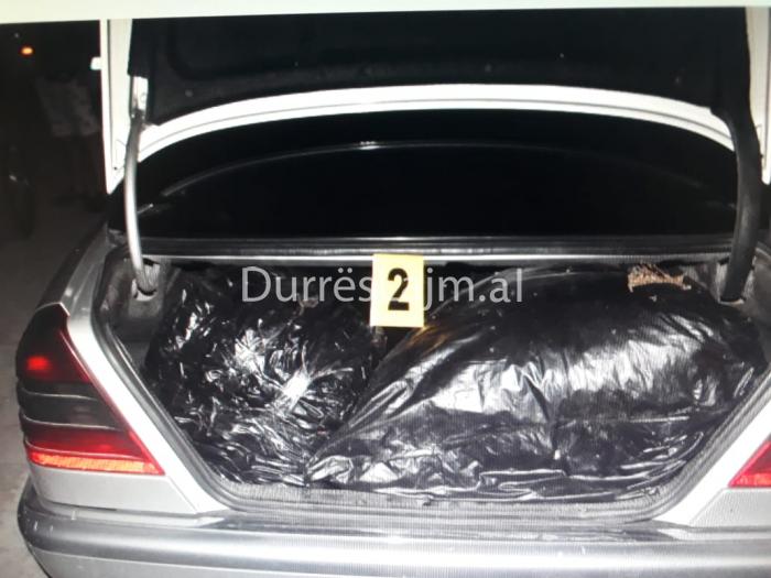 Pa leje drejtimi dhe me 42 kg marijuanë në makinë, arrestohet në Durrës i riu