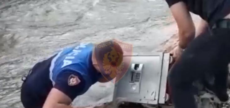 Momenti kur policia nxjerr kasafortën me bizhuteri dhe para nga lumi Erzen (VIDEO)