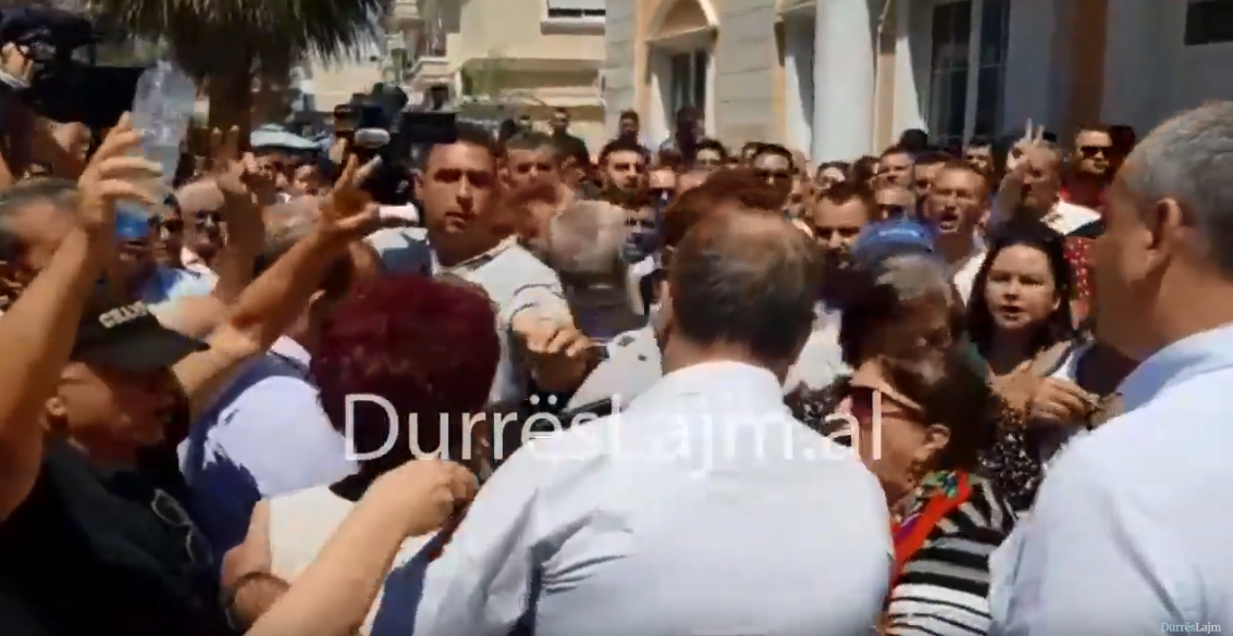 Përplasje e tension në Kavajë por Redjan Krali arrin të futet në bashki (VIDEO)