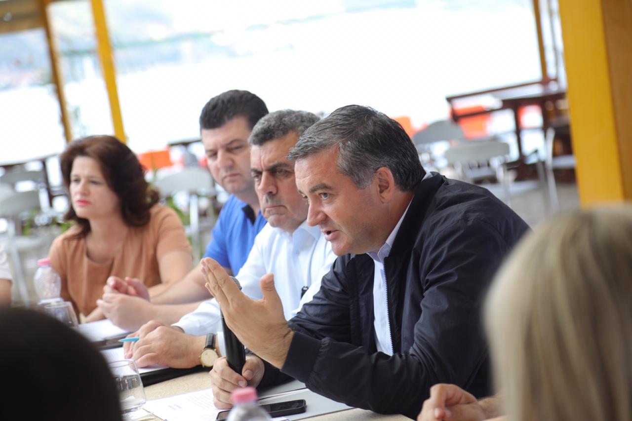 Ministri Klosi i prerë: Nuk lejohet zaptimi i plazheve!