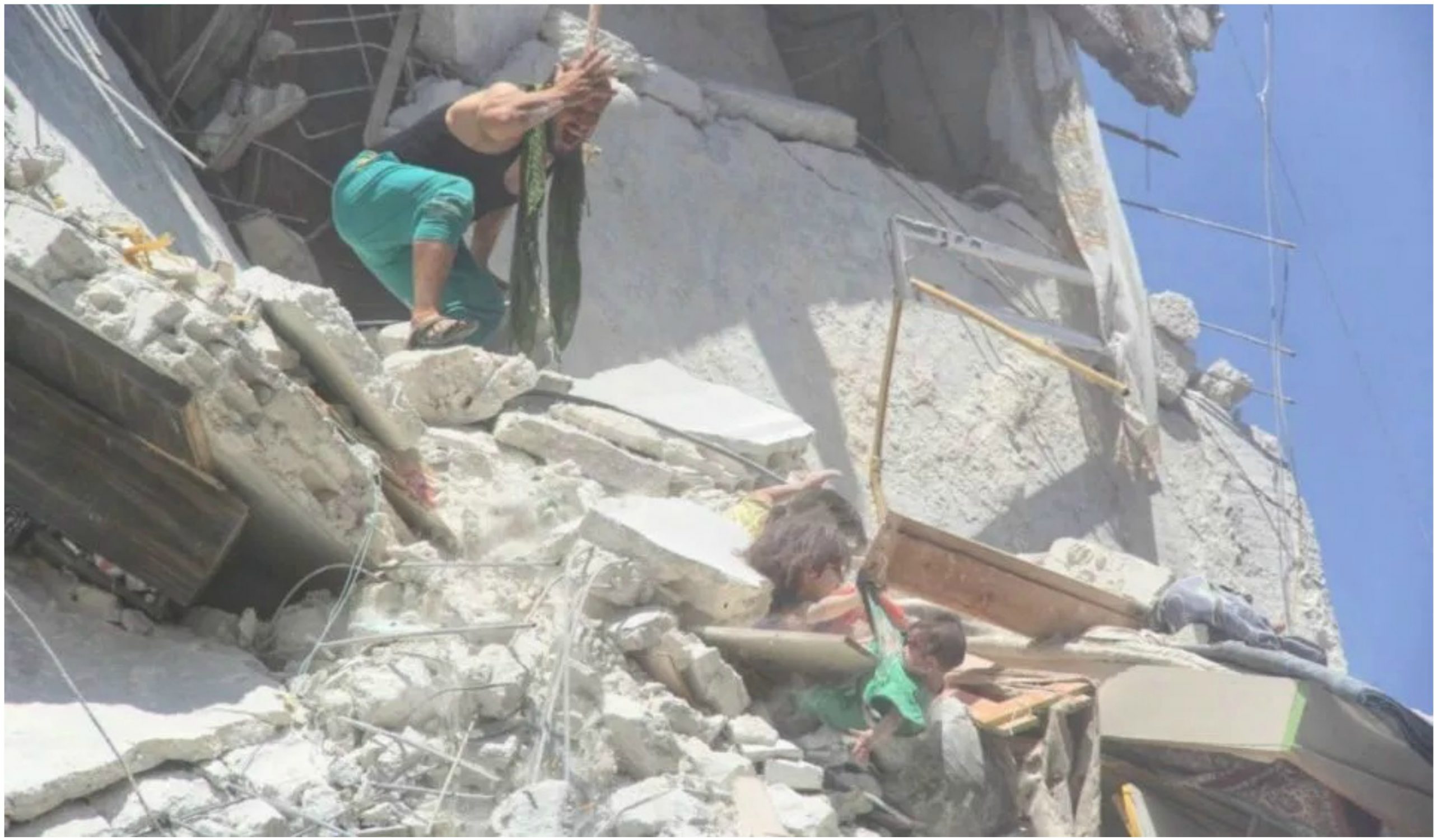 Pamje të dhimbshme nga Siria/ 5-vjeçarja nën rrënoja s’e lëshon motrën (FOTO)