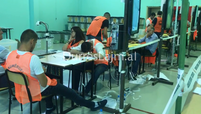 Ndërpritet numërimi i kutive në Durrës