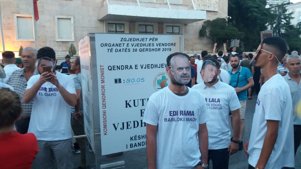 Demokratët ‘mbushin’ kutinë para Kryeministrisë. Edhe gomerë në protestë (FOTO)