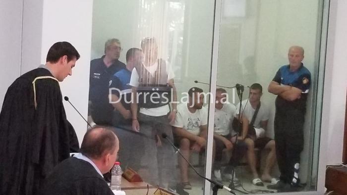 Gjykata lë në burg 5 të arrestuarit për përplasjen me armë në Kavajë (VIDEO)