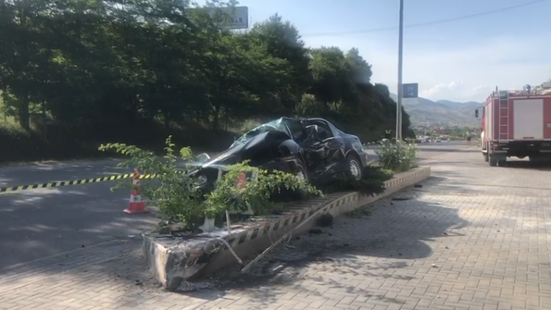 Makina del nga rruga, plagoset rëndë shoferi