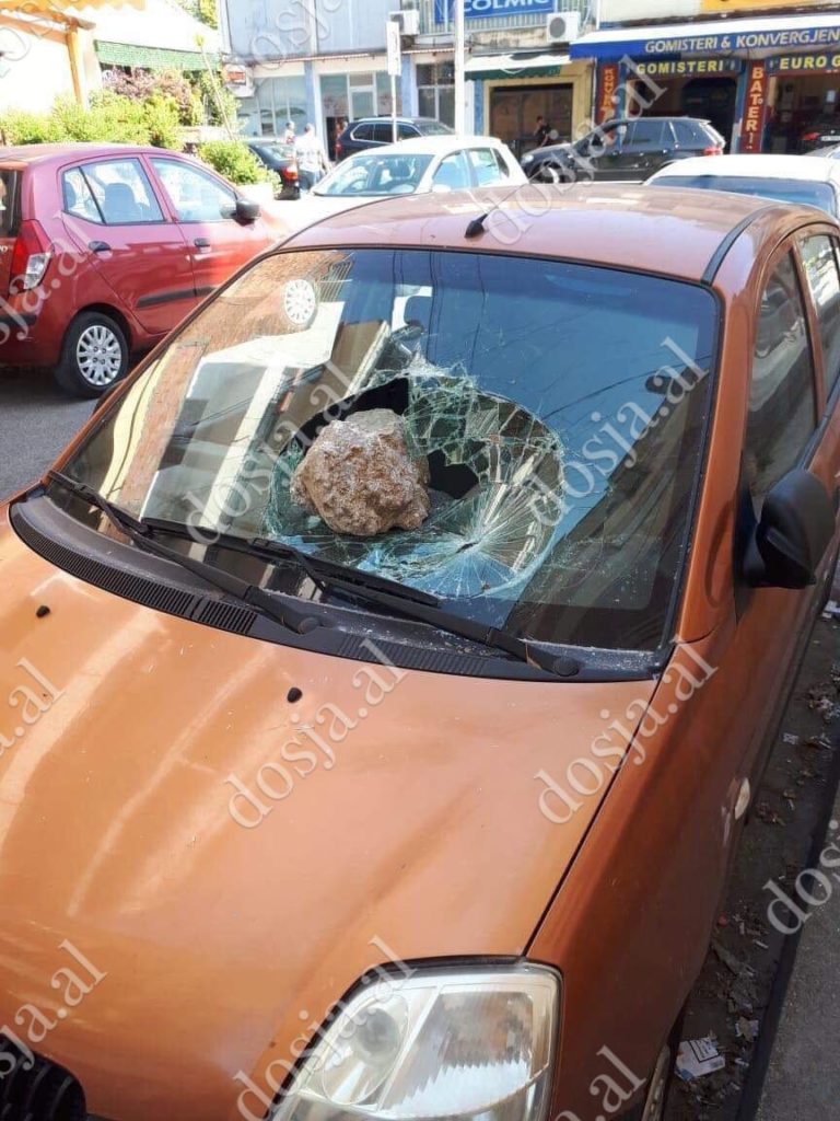 Sulmohet me gurë makina e analistit Fatos Lubonja (FOTO)