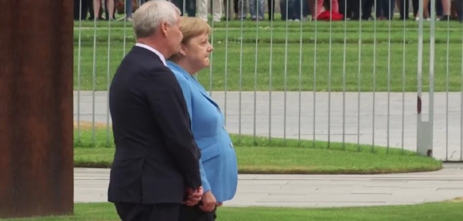 Angela Merkel dridhet sërish (VIDEO)