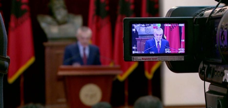 Meta nuk ndalet, kthen dy ligje në Kuvend