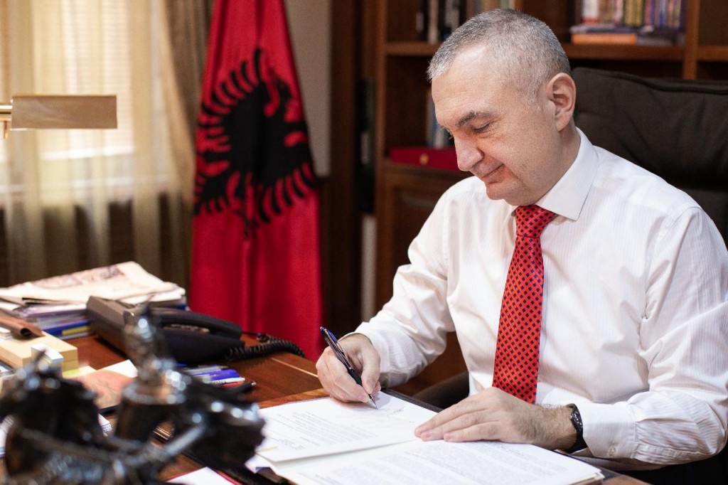 Meta dekreton tre ligje, i kthen një maxhorancës për rishqyrtim