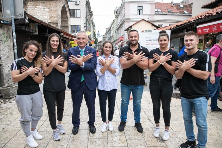 Ilir Meta bën shqiponjën me Majlinda Kelmendin në Sarajevë