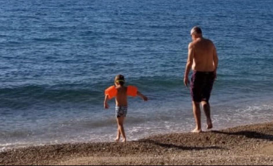 Rama “sfidon” Metën me foto nga deti