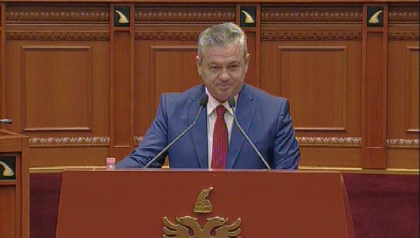 Murrizi-deputetëve socialistë: Luani bixhoz jashtë vendit. Keni vite që jeni shkëputur nga realiteti