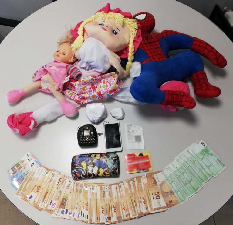 Arrestohet familja shqiptare në Selanik, fshihnin drogën brenda kukullave