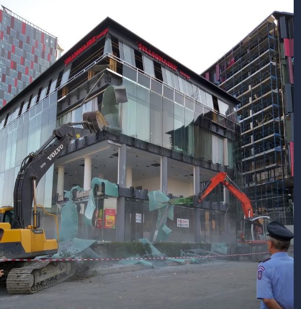 Shembet ndërtesa prej xhami para stadiumit në Tiranë (VIDEO+FOTO)