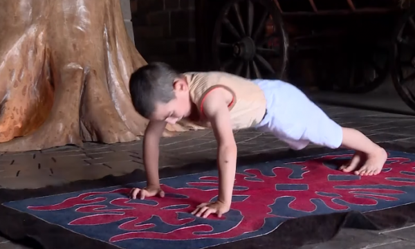 Një 6-vjeçar thyen rekordin botëror, rreth 4.500 pompa pa ndërprerje (VIDEO)