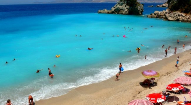 Përleshje me thika në plazh, një person në gjendje të rëndë