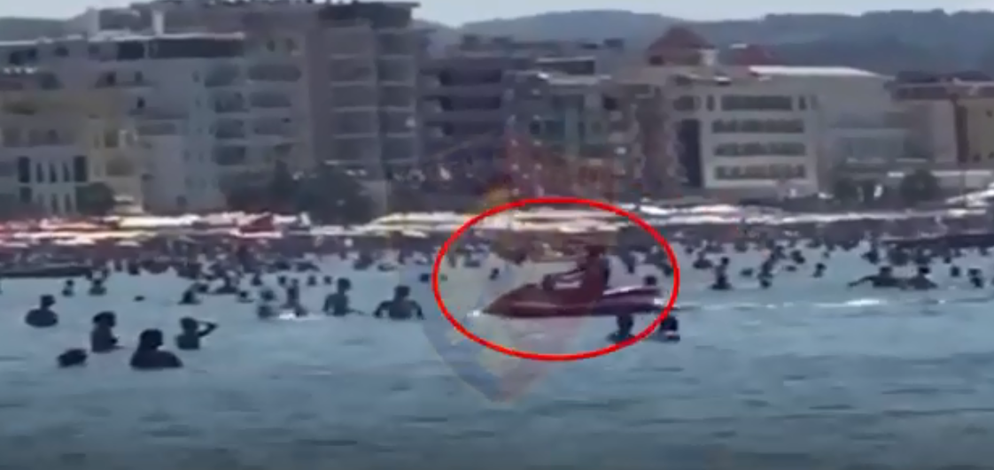 Manovra të rrezikshme me motorë uji mes pushuesve në Durrës, ndëshkohen dy persona (VIDEO)