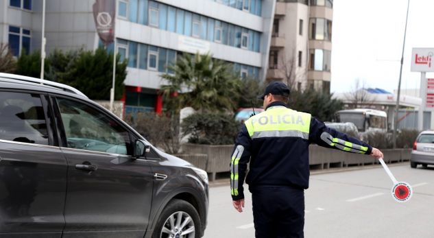 Policia ndëshkon shoferët që udhëtojnë me makina me xhama të zinj