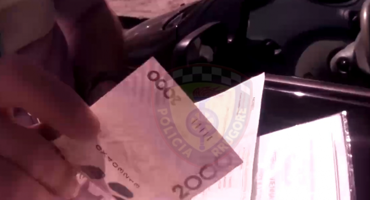 Shoferët tentojnë të korruptojnë policët, e pësojnë keq (VIDEO)