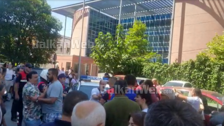 Banorët e Astirit përplasen me policinë te gjykata e Tiranës