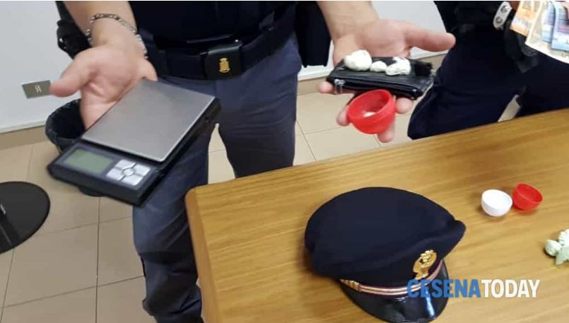 Shiste kokainë në bregdet, kapet shqiptari